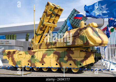 MOSKAU REGION, RUSSLAND - 19. AUGUST 2022: Selbstfahrender Starter 9A317ME des Flugabwehrraketensystems der Viking Stockfoto