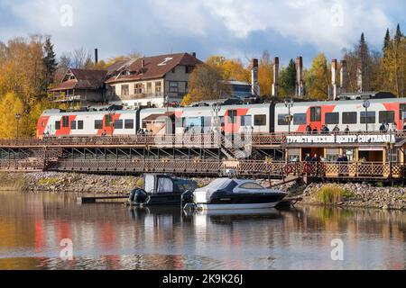 SORTAVALA, RUSSLAND - 09. OKTOBER 2022: Der Elektrozug "Lastochka" kam an einem Oktobernachmittag am Bahnhof "Sortavala-Zentrum" an. Karelien Stockfoto