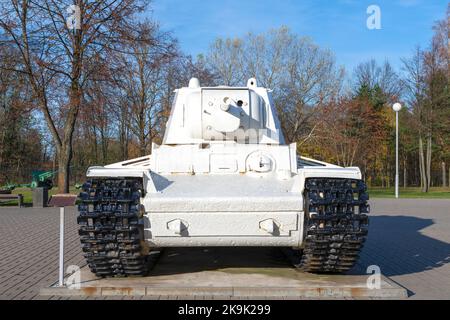 KIROVSK, RUSSLAND - 24. OKTOBER 2022: Sowjetischer schwerer Panzer KV-1 in der weißen Winterfarbe Nahaufnahme an einem Oktobernachmittag. Vorderansicht Stockfoto