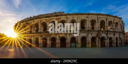 Berühmte Arena bei Sonnenuntergang, Nimes, Frankreich Stockfoto