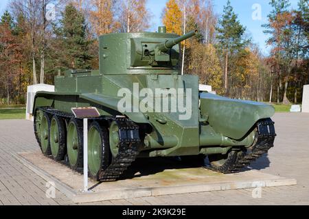 KIROVSK, RUSSLAND - 24. OKTOBER 2022: BT-5 ist ein sowjetischer Panzer mit leichter Radtrampe, der an einem sonnigen Oktobertag Nahaufnahme macht. Museum 'Durchbruch der Belagerung von Stockfoto