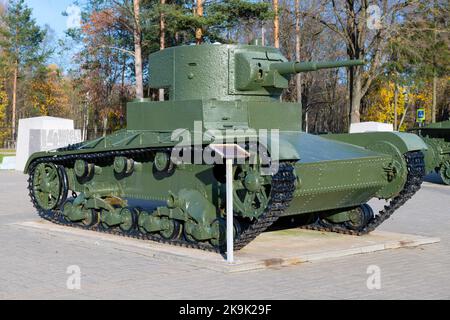 KIROVSK, RUSSLAND - 24. SEPTEMBER 2022: T-26 ist ein sowjetischer leichter Panzer aus der Zeit des Zweiten Weltkriegs aus der Nähe an einem sonnigen Oktobertag. Exposition des Mus Stockfoto