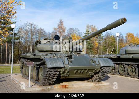 KIROVSK, RUSSLAND - 24. SEPTEMBER 2022: Sowjetischer, russischer Panzer T-55M aus der Nähe an einem sonnigen Oktobertag. Museumsausstellung Stockfoto