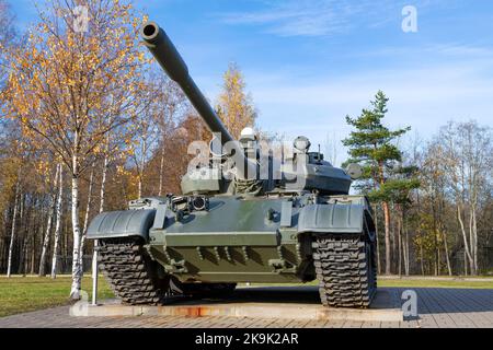 KIROVSK, RUSSLAND - 24. SEPTEMBER 2022: Sowjetischer mittlerer Panzer T-62M Nahaufnahme an einem sonnigen Oktobertag. Ausstellung des Museums "Durchbruch der Blockade Stockfoto