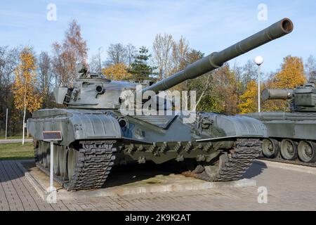 KIROVSK, RUSSLAND - 24. SEPTEMBER 2022: Sowjetischer, russischer Panzer T-72 aus der Nähe an einem sonnigen Oktobertag. Museumsausstellung "Durchbruch der Belagerung Lenins Stockfoto
