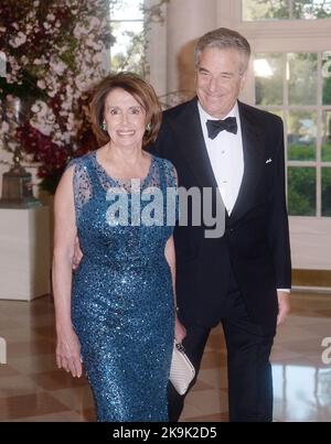 Aktenfoto vom 28. April 2015 von Nancy Pelosi, der demokratischen Führerin, und Paul Pelosi kommen zum Staatsessen im Weißen Haus in Washington, DC, USA. Ein Eindringling, der ruft: „Wo ist Nancy?“ Am frühen Freitagmorgen, dem 28. Oktober 2022, griff ein Strafverfolgungsbeamter den Ehemann der Sprecherin des Repräsentantenhauses Nancy Pelosi mit einem Hammer auf ihr Haus in San Francisco an, ein brutaler Vorfall, der Ängste vor politisch motivierter Gewalt vor Wahlen schürt, die die Kontrolle über das Repräsentantenhaus und den Senat bestimmen werden. Foto von Olivier Douliery/ABACAPRESS.COM Stockfoto