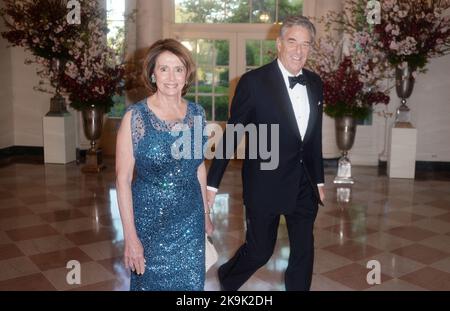 Aktenfoto vom 28. April 2015 von Nancy Pelosi, der demokratischen Führerin, und Paul Pelosi kommen zum Staatsessen im Weißen Haus in Washington, DC, USA. Ein Eindringling, der ruft: „Wo ist Nancy?“ Am frühen Freitagmorgen, dem 28. Oktober 2022, griff ein Strafverfolgungsbeamter den Ehemann der Sprecherin des Repräsentantenhauses Nancy Pelosi mit einem Hammer auf ihr Haus in San Francisco an, ein brutaler Vorfall, der Ängste vor politisch motivierter Gewalt vor Wahlen schürt, die die Kontrolle über das Repräsentantenhaus und den Senat bestimmen werden. Foto von Olivier Douliery/ABACAPRESS.COM Stockfoto