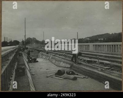 Zweigleisige Gebäude zwischen Alingsås - Olskroken. Die Brücke über Säveån. Isolierung. Stockfoto