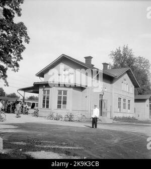 Örbyhus Bahnhofshaus von der Straßenseite. Zweiachsiger Schienenbus. Das Verkehrsgebiet wurde 1874 eröffnet. Im Jahr 1950s wurde im Bild ein neues Bahnhofsgebäude errichtet. Ein zweistöckiges Haus aus Holz. Stockfoto