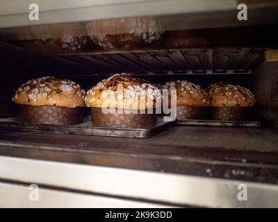 Gruppe von Panettonkuchen, die im Profi-Ofen beim Bäcker backen Stockfoto