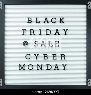 Black Friday und Cyber Monday Sale Text in einem schwarzen Rahmen. Winter Holiday Sales Stockfoto