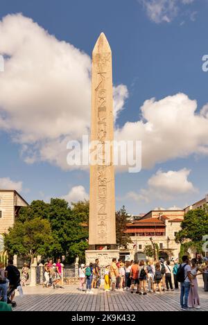 Istanbul, Türkei - 30 2022. August: Touristen besuchen den Obelisken von Theodosius, den alten ägyptischen Obelisken des Pharao Thutmose III., der im Hippodrom von Konstantinopel oder auf dem Sultanahmet-Platz errichtet wurde Stockfoto