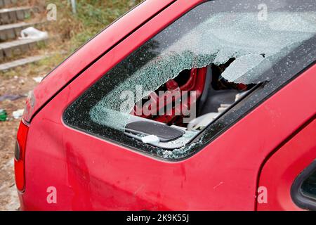 Auto mit kaputten Fenstern. Ein krimineller Vorfall. Kaputtes Glasfenster Auto beschädigt hat Unfall. Zerbrochenes Glas. Dieb zerbrochenes Glas im Autofenster Stockfoto