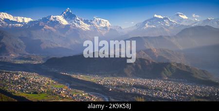 Landschaften der Schneespitze und der Bergketten in der Umgebung von Pokhra in Nepal. Pokhra ist ein gut bekannt Touristenziel Himalaya-Tor Stockfoto