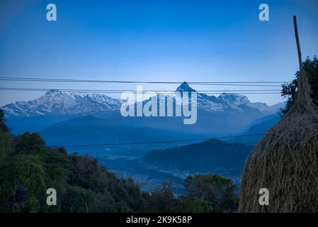 Landschaften der Schneespitze und der Bergketten in der Umgebung von Pokhra in Nepal. Pokhra ist ein gut bekannt Touristenziel Himalaya-Tor Stockfoto