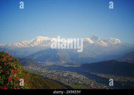 Landschaften der Schneespitze und der Bergketten in der Umgebung von Pokhra in Nepal. Pokhra ist ein gut bekannt Touristenziel Himalaya-Tor Stockfoto