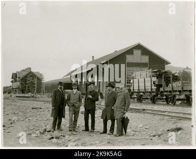 Im Herbst 1901 in Kiruna.stationshus und Zeitschriftengebäude. Von links: Direktor Wallin, 2 englische Ingenieure, Höijer, Holmgren Stockfoto