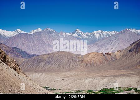 Weite aussicht auf karge Berge und Leh Valley von Khardung la aus gesehen auf 18000 Fuß Höhe mit den Saser Kangri Peaks. Stockfoto