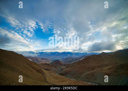 Weite aussicht auf karge Berge und Leh Valley von Khardung la aus gesehen auf 18000 Fuß Höhe mit den Saser Kangri Peaks. Stockfoto