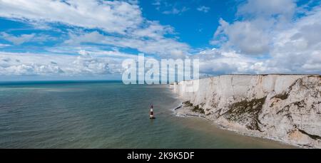 Ein Panoramablick auf den Beachy Head Leuchtturm im Ärmelkanal und die weißen Klippen der Jurassic Coast Stockfoto