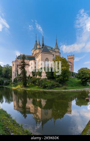 Bojnice, Slowakei - 26. September 2022: Blick auf das Schloss Bojnice mit Spiegelungen im Graben Stockfoto