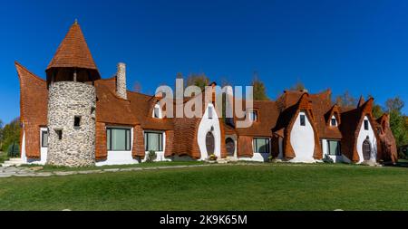 Porumbacu de Sus, Rumänien - 18. Oktober 2022: Panoramablick auf das Märchenschloss Castelul de Lut Valea Zanelor und das Hotel im Zentrum Rumäniens Stockfoto