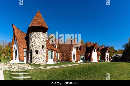 Porumbacu de Sus, Rumänien - 18. Oktober 2022: Blick auf das Märchenschloss Castelul de Lut Valea Zanelor und das Hotel im Zentrum Rumäniens Stockfoto