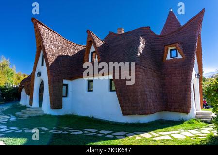 Porumbacu de Sus, Rumänien - 18. Oktober 2022: Blick auf das Märchenschloss Castelul de Lut Valea Zanelor und das Hotel im Zentrum Rumäniens Stockfoto