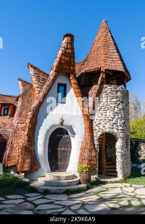 Porumbacu de Sus, Rumänien - 18. Oktober 2022: Blick auf das Märchenschloss Castelul de Lut Valea Zanelor und das Hotel im Zentrum Rumäniens Stockfoto