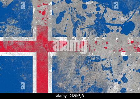 Island-Flagge auf zerkratztem alten Grunge-Textur-Hintergrund Stockfoto