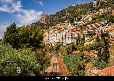 Die Hügel von Roquebrune Cap Martin bei Monaco an der Mittelmeerküste, Südfrankreich, mit den Bahngleisen, die weg führen Stockfoto
