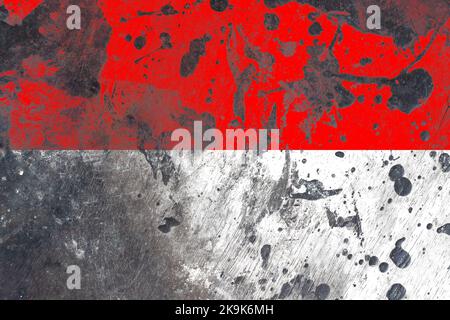 Indonesien-Flagge auf zerkratztem alten Grunge-Textur-Hintergrund Stockfoto