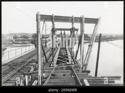 Austausch der Brückenspannweite auf der Eisenbahnbrücke über Klarälvens östlichen Zweig in Karlstad. Stockfoto