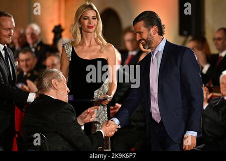 Tschechoslowakei, Prag. 28. Oktober 2022. Ivanka Trump und Donald Trump Jr erhalten die Medaille für ihre Mutter, die tschechisch-amerikanische Geschäftsfrau Ivana Trump, im Gedenken an die Geburt der Tschechoslowakei, Prag, Tschechische Republik, am 28. Oktober 2022 in der Prager Burg. Links ist der tschechische Präsident Milos Zeman. Quelle: Ondrej Deml/CTK Photo/Alamy Live News Stockfoto