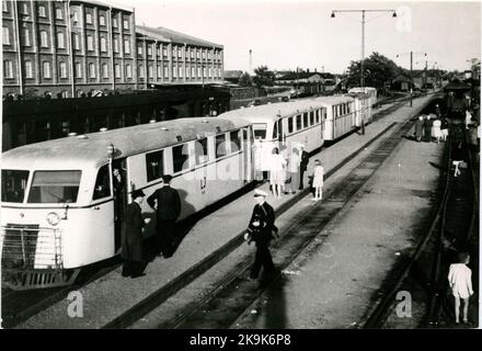 Der Bahnhof wurde 1874 gebaut. Zweistöckiges Bahnhofshaus.lj yo8g 24B, Lidköpings Railway2 Motorvagna und 2 Anhänger. Stockfoto