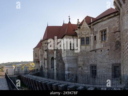 Hunedoara, Rumänien - 17. Oktober 2022: Blick auf das Wahrzeichen der Burg Corvin aus dem 15.. Jahrhundert in Hunedoara in Siebenbürgen Stockfoto