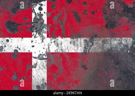 Dänemark Flagge auf zerkratzten alten Grunge Textur Hintergrund Stockfoto