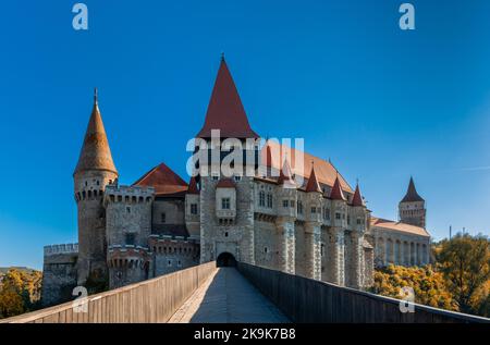 Hunedoara, Rumänien - 17. Oktober 2022: Blick auf das Wahrzeichen der Burg Corvin aus dem 15.. Jahrhundert in Hunedoara in Siebenbürgen Stockfoto