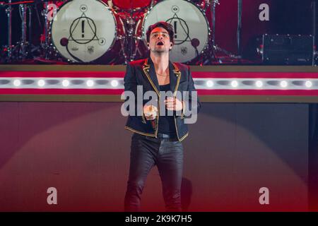 Chicago, USA. 28. Oktober 2022. Brendon Urie von Panik! In der Disco während der Viva Las Vengeance Tour im United Center am 28. Oktober 2022 in Chicago, Illinois (Foto: Daniel DeSlover/Sipa USA) Quelle: SIPA USA/Alamy Live News Stockfoto