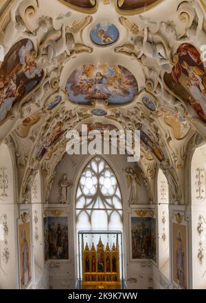 Bojnice, Slowakei - 26. September 2022: Die Decke der Burgkapelle im Inneren der Burg Bojnice Stockfoto