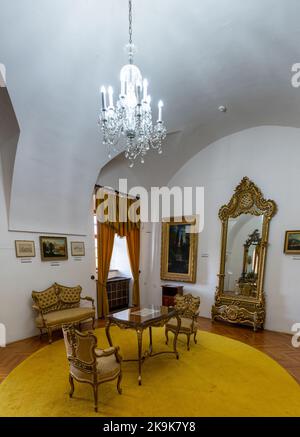 Bojnice, Slowakei - 26. September 2022: Blick auf den Goldenen Salon im historischen Schloss Bojnice Stockfoto