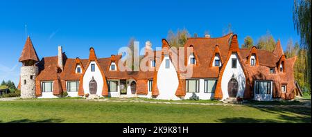 Porumbacu de Sus, Rumänien - 18. Oktober 2022: Panoramablick auf das Märchenschloss Castelul de Lut Valea Zanelor und das Hotel im Zentrum Rumäniens Stockfoto