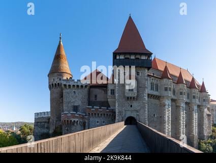 Hunedoara, Rumänien - 17. Oktober 2022: Blick auf das Wahrzeichen der Burg Corvin aus dem 15.. Jahrhundert in Hunedoara in Siebenbürgen Stockfoto