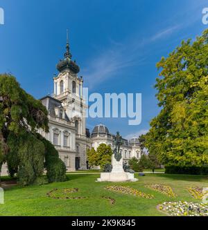 Keszthely, Ungarn - 10. Oktober 2022: Blick auf den Festetics Palast in Keszthely Stockfoto