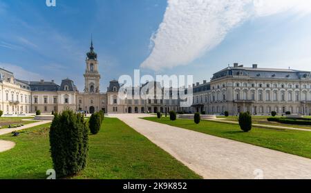 Keszthely, Ungarn - 10. Oktober 2022: Blick auf den Festetics Palast in Keszthely Stockfoto