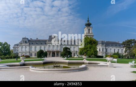 Keszthely, Ungarn - 10. Oktober 2022: Panoramablick auf den Festetics Palast und die Gärten in Keszthely am Plattensee Stockfoto