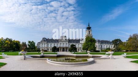 Keszthely, Ungarn - 10. Oktober 2022: Panoramablick auf den Festetics Palast und die Gärten in Keszthely am Plattensee Stockfoto