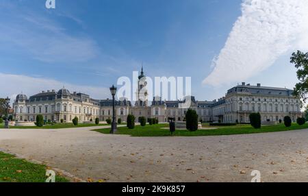 Keszthely, Ungarn - 10. Oktober 2022: Panoramablick auf den Festetics Palast und die Gärten in Keszthely am Plattensee Stockfoto