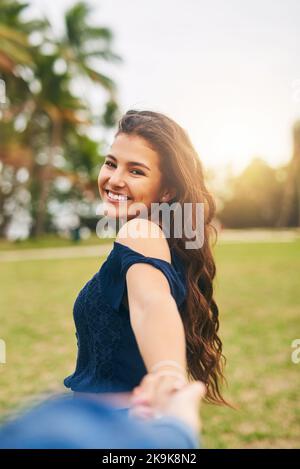 Ich bin hier für meinen besten Freund für immer. POV-Aufnahme von weiblichen besten Freundinnen, die die Hände hielten und den Tag in einem öffentlichen Park verbrachten. Stockfoto