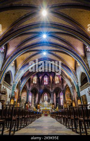 Im Inneren der gotischen Kathedrale Saint Maurice im mittelalterlichen Dorf Mirepoix in Südfrankreich (Ariege) Stockfoto